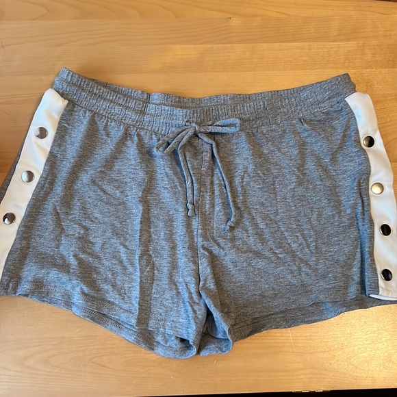 Tracadero shorts with button detail - Picture 1 of 4